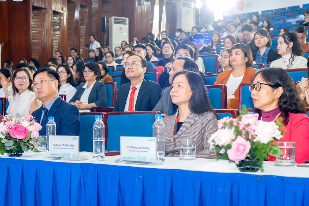 Các đại biểu tham dự sự kiện.