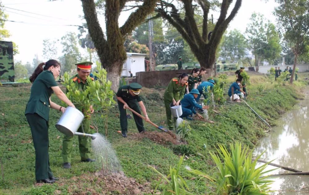 Ảnh minh họa: Bộ đội Biên phòng Kiên Giang cùng các lực lượng vũ trang và chính quyền huyện Giang Thành, tỉnh Kiên Giang trồng cây xanh.