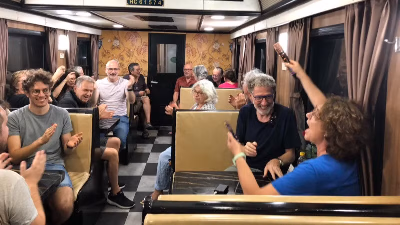 Khách nước ngoài vui vẻ ca hát trên tàu.