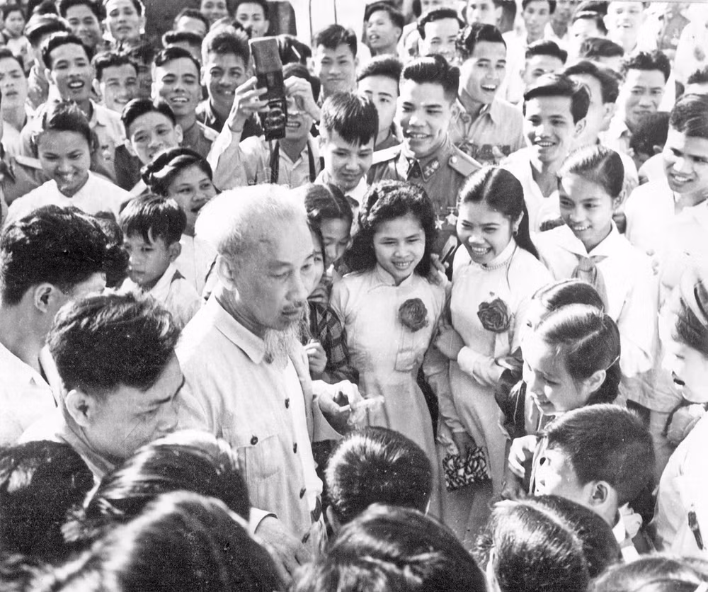 Chủ tịch Hồ Chí Minh nói chuyện với đoàn viên, thanh niên là Chiến sĩ Thi đua dự Đại hội Anh hùng, Chiến sĩ Thi đua toàn quốc lần thứ ba (Hà Nội năm 1962). (Ảnh Tư liệu)