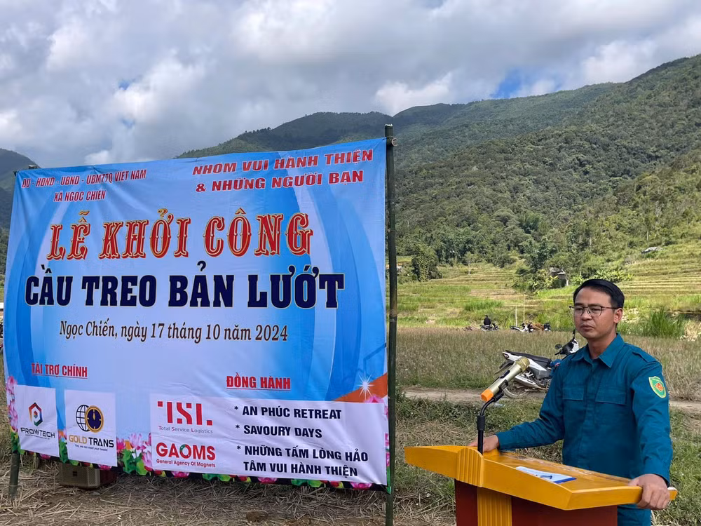 Bí thư xã Bùi Tiến Sỹ trong lễ khởi công một công trình giúp Ngọc Chiến khắc phục hậu quả bão số 3 vừa qua.