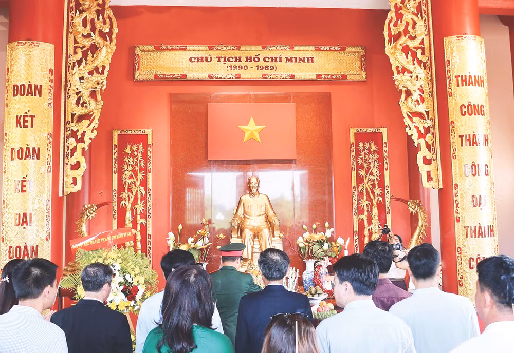 Cộng đồng người Việt Nam tại Lào dâng hương tưởng niệm tại Khu lưu niệm Chủ tịch Hồ Chí Minh ở bản Xiengvang, huyện Nong Bok, tỉnh Khammouane (Lào).