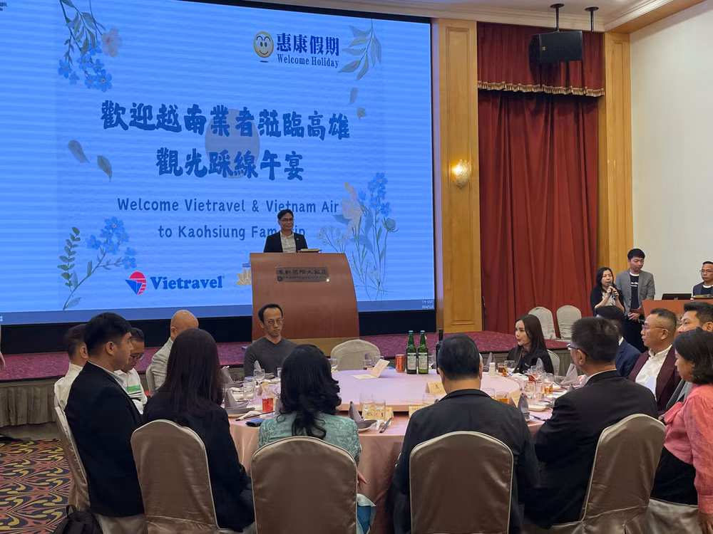 Lãnh đạo Cục Du lịch thành phố Cao Hùng trao đổi thông tin với các đối tác Việt Nam. Ảnh LƯU KIM