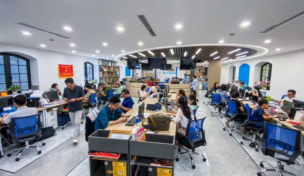 Không khí làm việc sôi nổi tại tòa soạn hội tụ Báo Nhân Dân điện tử. Ảnh: thành đạt