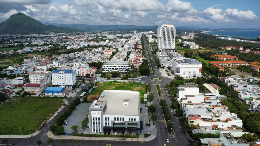 Thành phố Tuy Hòa, tỉnh Phú Yên, góc nhìn từ trên cao.