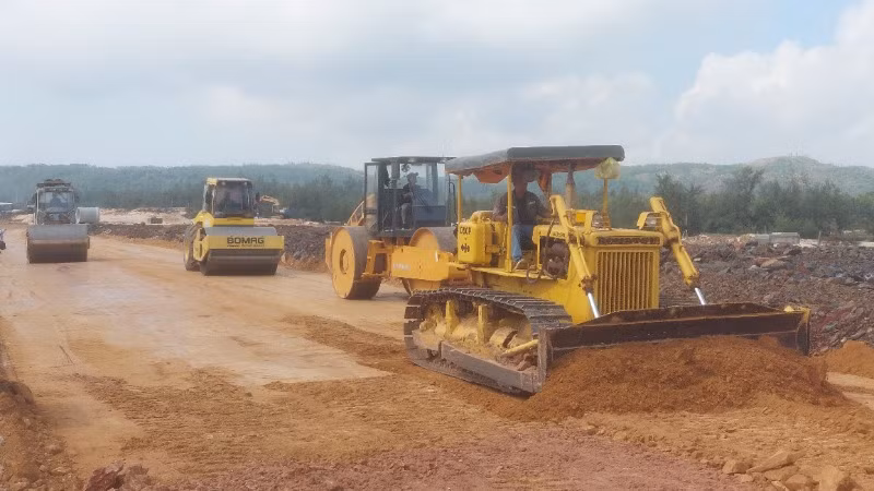 Khẩn trương đẩy nhanh tiến độ tuyến đường bộ ven biển qua huyện Tuy An.