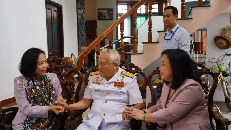 Phó Chủ tịch Quốc hội Nguyễn Thị Thanh (trái) cùng Bí thư Tỉnh ủy Phú Yên Cao Thị Hòa An thăm, chúc sức khỏe Anh hùng Lực lượng vũ trang nhân dân Hồ Đắc Thạnh.