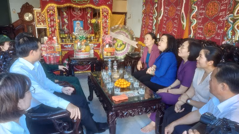 Đồng chí Cao Thị Hòa An, Phó Bí thư Thường trực Tỉnh ủy thăm hỏi gia đình Anh hùng Lực lượng vũ trang nhân dân Đặng Phi Thưởng.