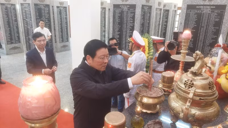 Đồng chí Phan Đình Trạc cùng đoàn công tác dâng hương tri ân các anh hùng liệt sỹ tại Đài tưởng niệm Núi Nhạn.