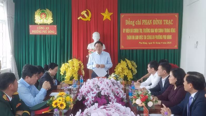 Đồng chí Phan Đình Trạc phát biểu căn dặn cán bộ, chiến sĩ Công an Phường Phú Đông.