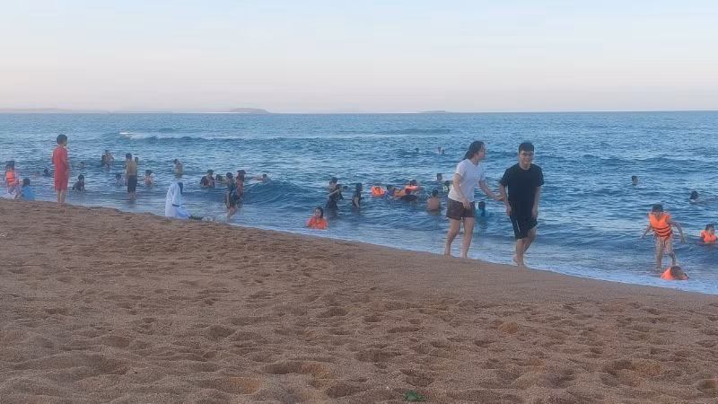 Bãi biển thành phố Tuy Hòa, tỉnh Phú Yên, nơi thu hút rất đông du khách.