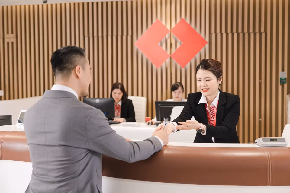 Khách hàng tại một điểm giao dịch của Techcombank.