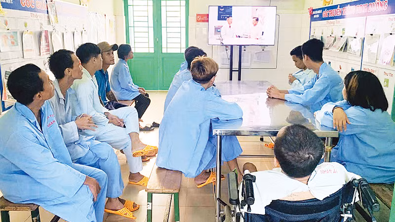 Hoạt động trình chiếu video thông tin-giáo dục sức khỏe tại các khoa điều trị tại Bệnh viện Nhân Ái (Bệnh viện chuyên khoa HIV/AIDS trực thuộc Sở Y tế Thành phố Hồ Chí Minh).