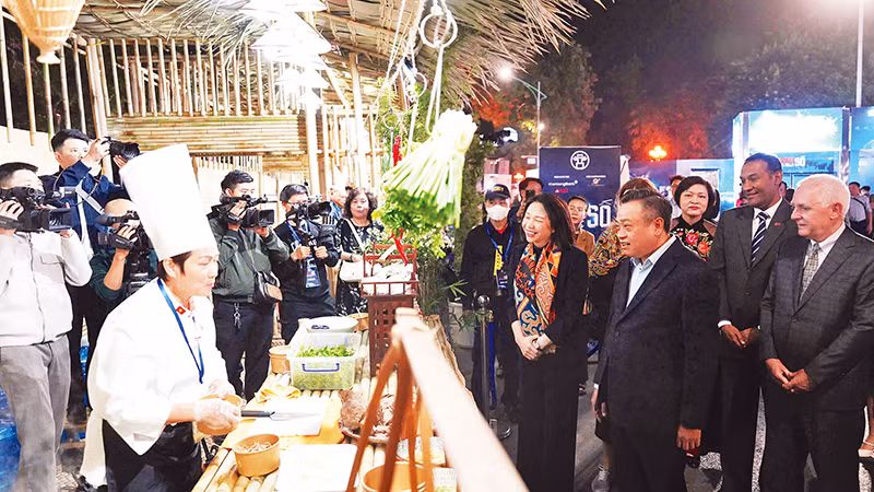 Các đại biểu tham quan gian hàng phở tại Lễ hội Văn hóa ẩm thực Hà Nội 2024.