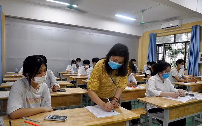 Thí sinh dự thi tại điểm thi Trường trung học phổ thông Nguyễn Ðăng Ðạo (Tiên Du, Bắc Ninh).