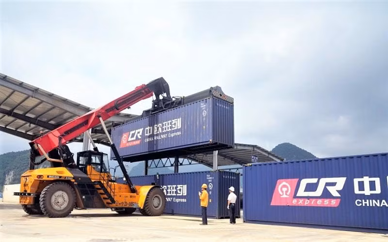 Xuất nhập khẩu hàng hóa qua tuyến đường sắt kết nối Trung Quốc với châu Âu. (Ảnh: People.com.cn)