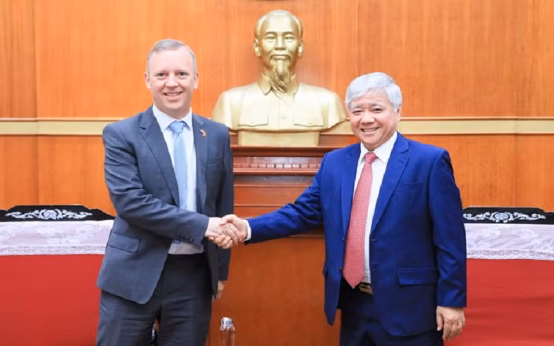 Bí thư Trung ương Đảng, Chủ tịch Ủy ban Trung ương Mặt trận Tổ quốc Việt Nam Đỗ Văn Chiến và ông Gareth Ward, Đại sứ đặc mệnh toàn quyền Liên hiệp Vương quốc Anh và Bắc Ireland tại Việt Nam. Ảnh: Diệp Vinh