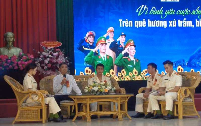 Giao lưu với các điển hình tiên tiến lực lượng Cảnh sát nhân dân Công an Khánh Hòa.