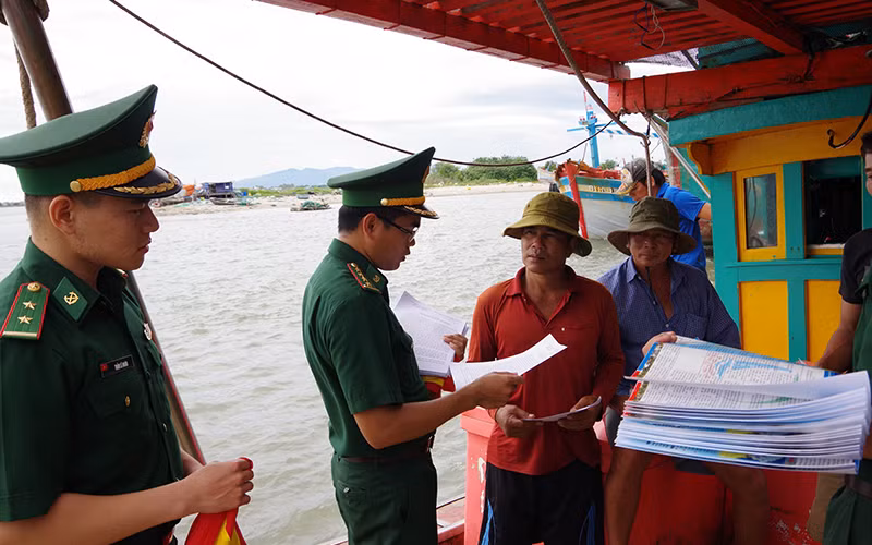 Bộ đội Biên phòng tỉnh Bà Rịa-Vũng Tàu phổ biến chống khai thác IUU cho ngư dân trước khi ra khơi.