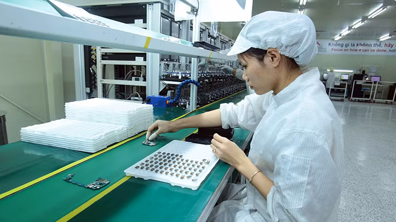 Dây chuyền sản xuất bảng mạch điện tử theo công nghệ SMT tại nhà máy của Công ty TNHH 4P ở Hưng Yên. (Ảnh VIẾT CHUNG)