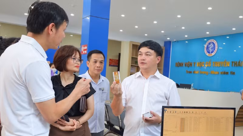 Lãnh đạo Bệnh viện Y học cổ truyền tỉnh Thái Bình phổ biến cách dùng thẻ khám, chữa bệnh thông minh, không dùng tiền mặt.