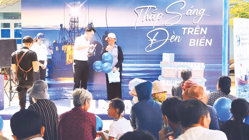 Đại diện Pinaco tham gia tài trợ Chương trình Cùng ngư dân thắp sáng đèn trên biển.