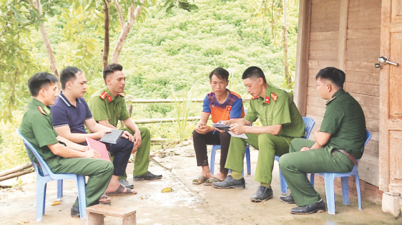 Cán bộ, chiến sĩ Công an xã Nậm Kè, Đồn Biên phòng Nậm Kè về bản Huổi Khon 2 động viên, hướng dẫn nhân dân thực hiện các mô hình phát triển kinh tế.