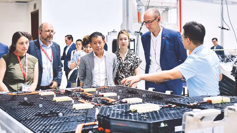 Chủ tịch Hội đồng Quốc gia Thụy Sĩ Martin Candinas (thứ 2 từ trái sang) thăm Nhà máy Vinfast. (Ảnh Vinfast) 