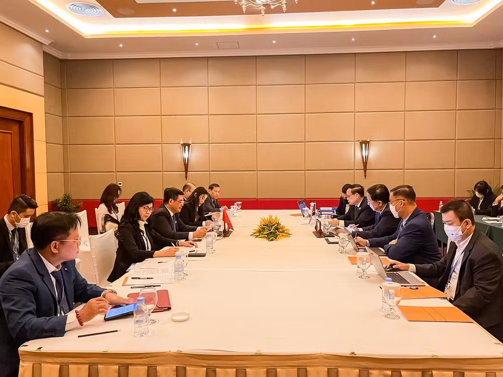 Bộ trưởng Công thương Nguyễn Hồng Diên hội đàm với Bộ trưởng Thương mại Campuchia Pan Sorasak.