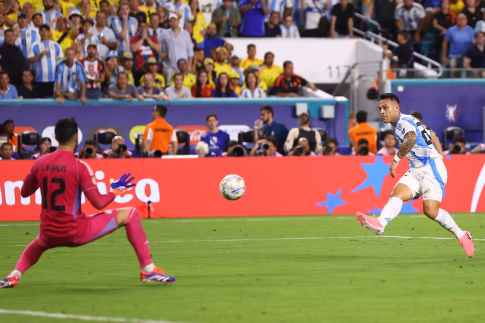 Lautaro Martinez ấn định chiến thắng 1-0 cho Argentina. (Ảnh: Marca)