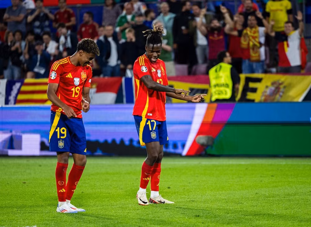 Điệu nhảy ăn mừng của Yamal và Williams. Ảnh: Getty