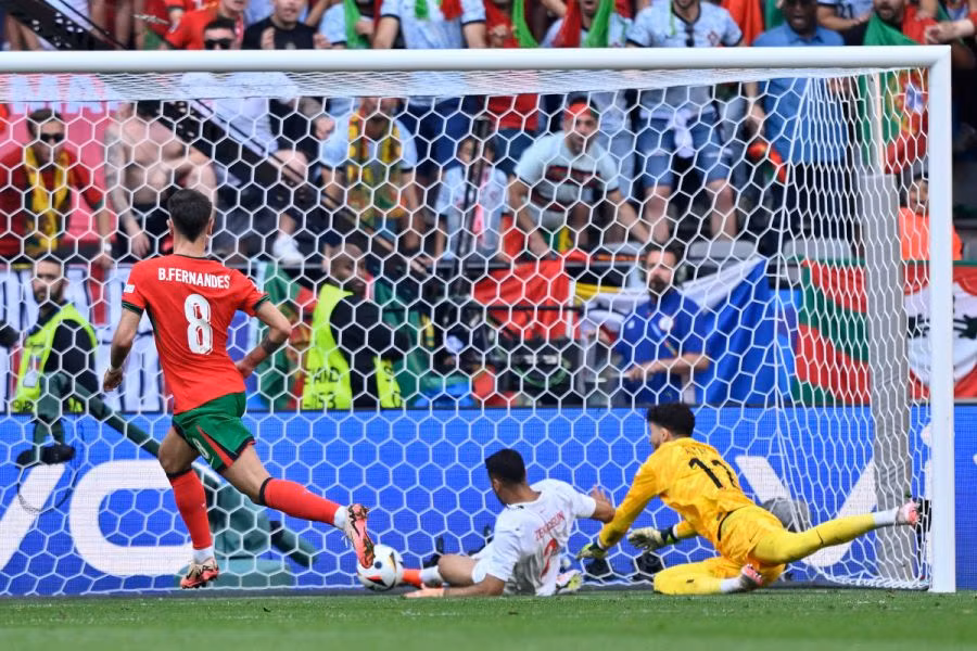 Bruno Fernandes có màn thể hiện tốt khi được thi đấu ở vị trí sở trường. (Ảnh: Getty)