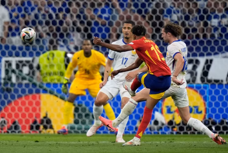 Bàn thắng tuyệt đẹp của Yamal vào lưới Pháp. (Ảnh: Getty)