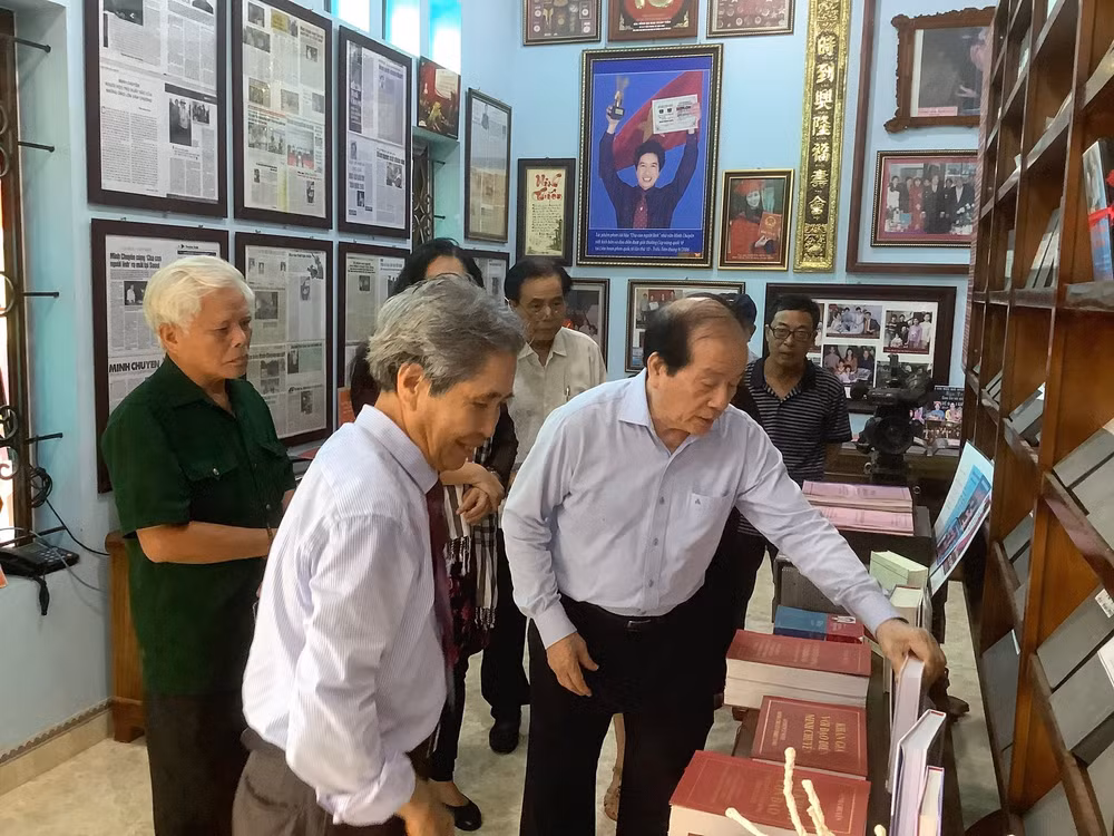 Nhà thơ Hữu Thỉnh, nguyên Chủ tịch Liên hiệp các Hội Văn học nghệ thuật Việt Nam và đoàn đại biểu đến tham quan Bảo tàng Tác phẩm hậu chiến tranh Minh Chuyên. Ảnh: NVCC