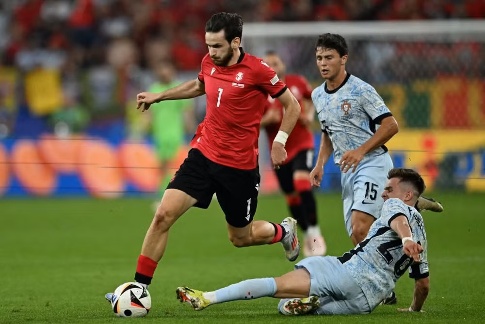 Khả năng rê dắt khéo léo của Kvaratskhelia khiến Bồ Đào Nha gặp nhiều khó khăn. (Ảnh: Getty)