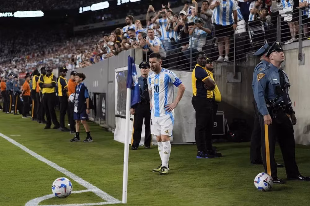 Messi không có nhiều chỗ đứng khi đá phạt góc. (Ảnh: Getty)