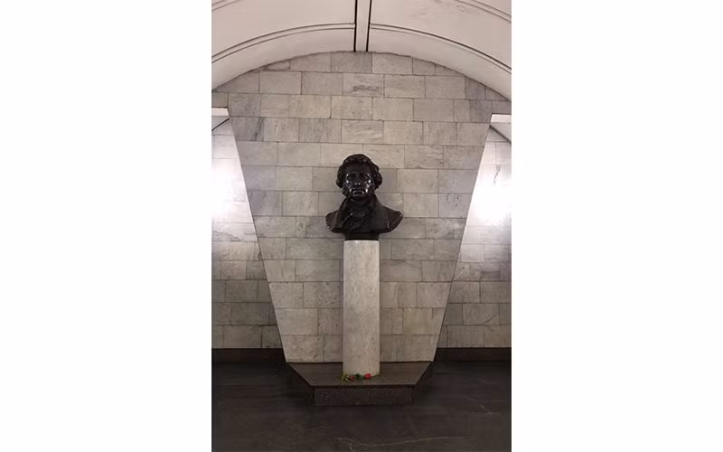 Bức tượng đại thi hào Pushkin đặt ngay lối vào nhà ga Pushkinskaya.