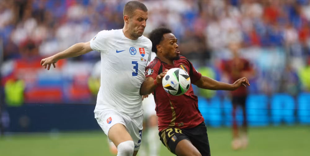 Công nghệ giúp trọng tài dễ dàng xác định bóng chạm tay Openda. (Ảnh: Getty)