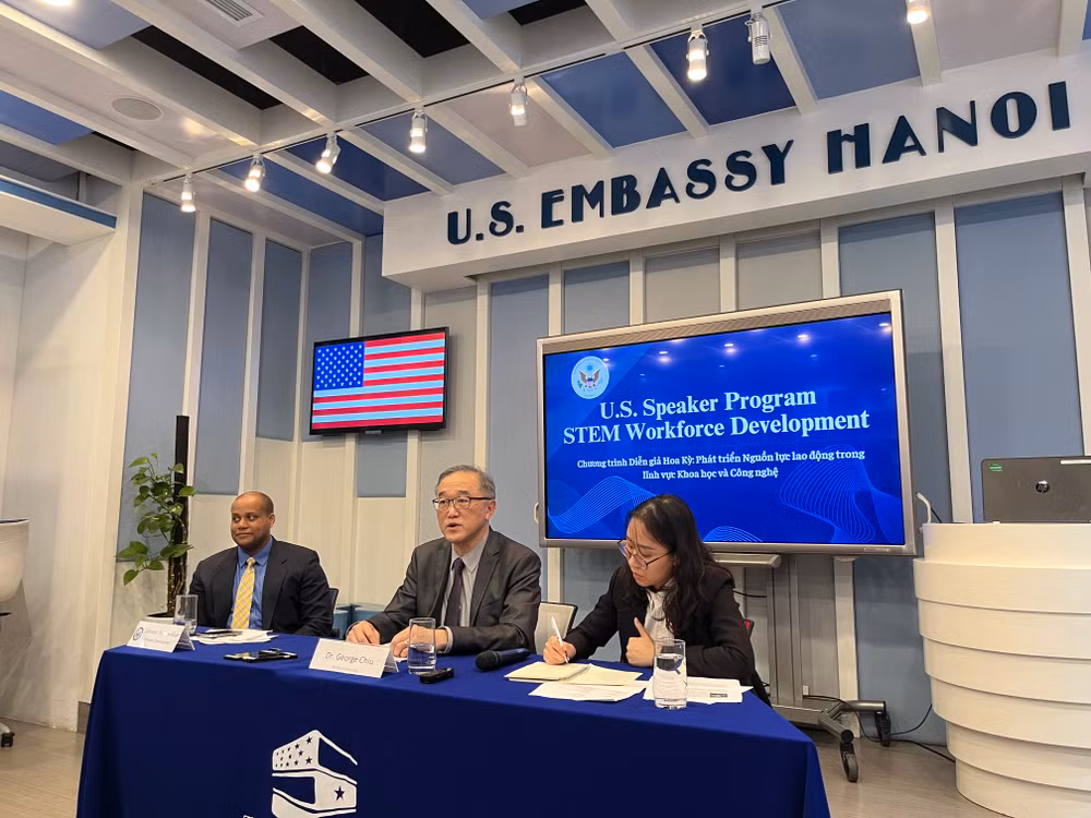 Tiến sĩ George Chiu (ở giữa), Giáo sư kỹ thuật cơ khí kiêm Trợ lý Trưởng khoa Chương trình Kỹ thuật Toàn cầu và Quan hệ đối tác tại Đại học Purdue (Mỹ), trao đổi với truyền thông tại Diễn đàn “Phát triển Nguồn lực lao động trong lĩnh vực Khoa học và Công nghệ”.