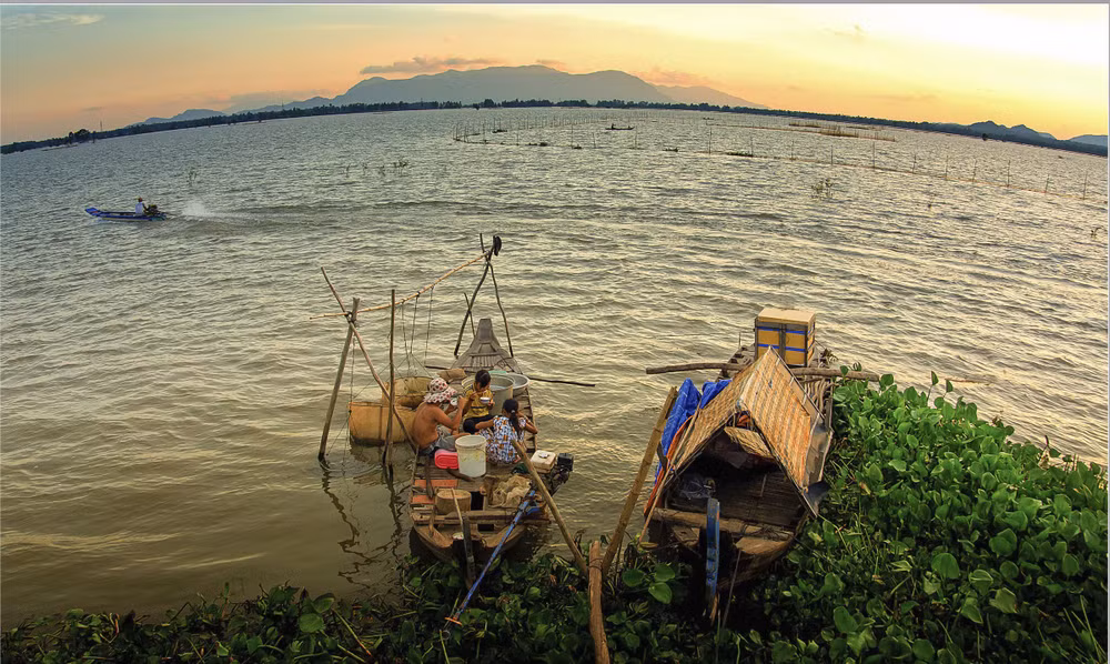 Mưu sinh mùa nước nổi ở Châu Đốc, An Giang. Ảnh: Lê Phương