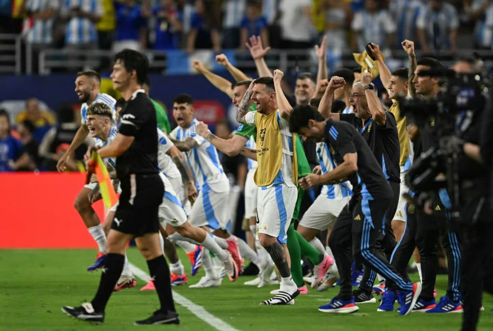 Hình ảnh hỗn loạn phía bên ngoài sân vận động. (Ảnh: Getty)