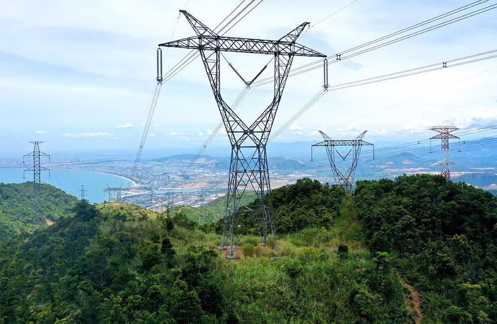Đường dây 500 kV Bắc-Nam mạch 1 là một trong những công trình biểu tượng cho sự quyết đoán, sáng tạo, dám nghĩ, dám làm, dám chịu trách nhiệm của lãnh đạo Đảng, Nhà nước trong giai đoạn Việt Nam bước vào thời kỳ đổi mới. Ảnh: Ngọc Hà