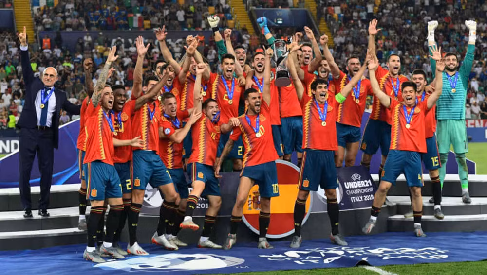 Luis de la Fuente lên ngôi vô địch U21 EURO 2021 cùng Tây Ban Nha. (Ảnh: Getty)