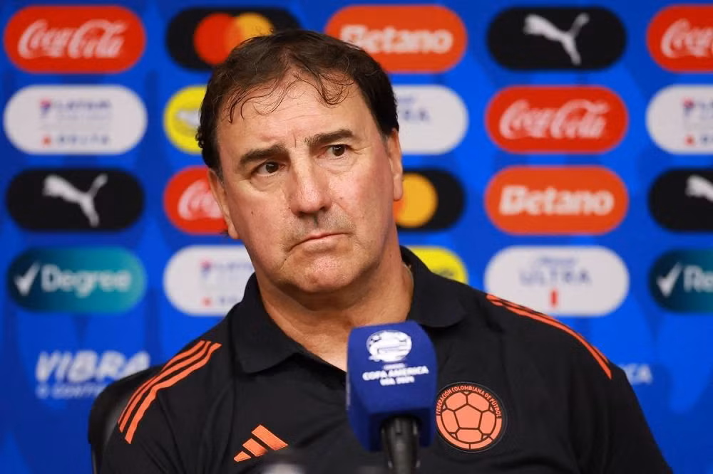 Huấn luyện viên Đội tuyển Colombia Nestor Lorenzo phàn nàn về sân cỏ tại Copa. (Ảnh: Getty)