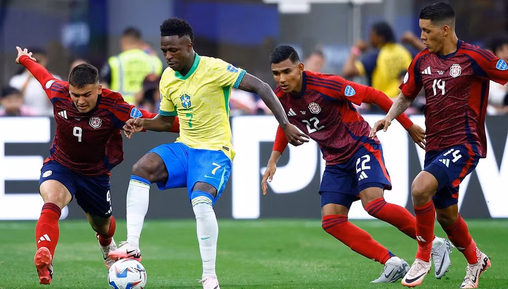 Vinicius bị đeo bám sát sao ở hành lang cánh. (Ảnh: Getty)