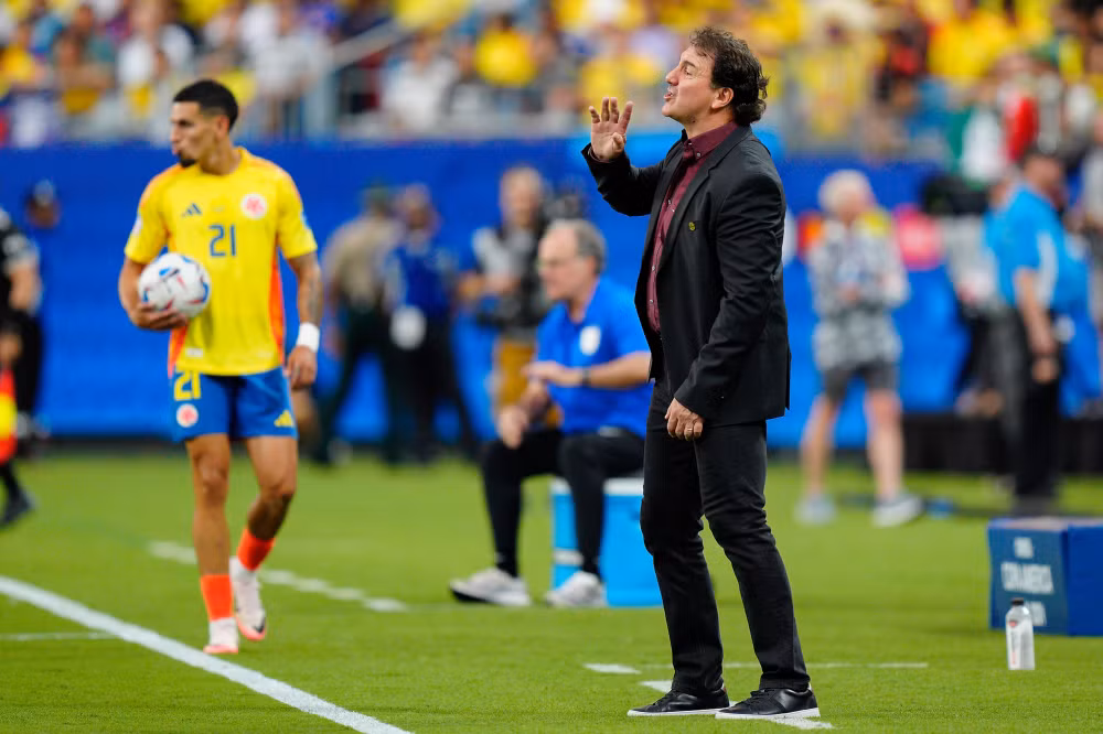 Huấn luyện viên Nestor Lorenzo còn cách kỳ tích một trận thắng nữa. (Ảnh: Getty)