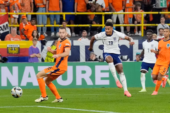 Bàn thắng quý hơn vàng của Watkins giúp Anh đánh bại Hà Lan. (Ảnh: Getty)