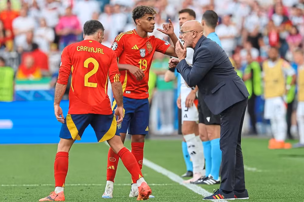 Luis De la Fuente đã lắng nghe Carvajal trước khi thay Yamal ra ngoài. Ảnh: Getty