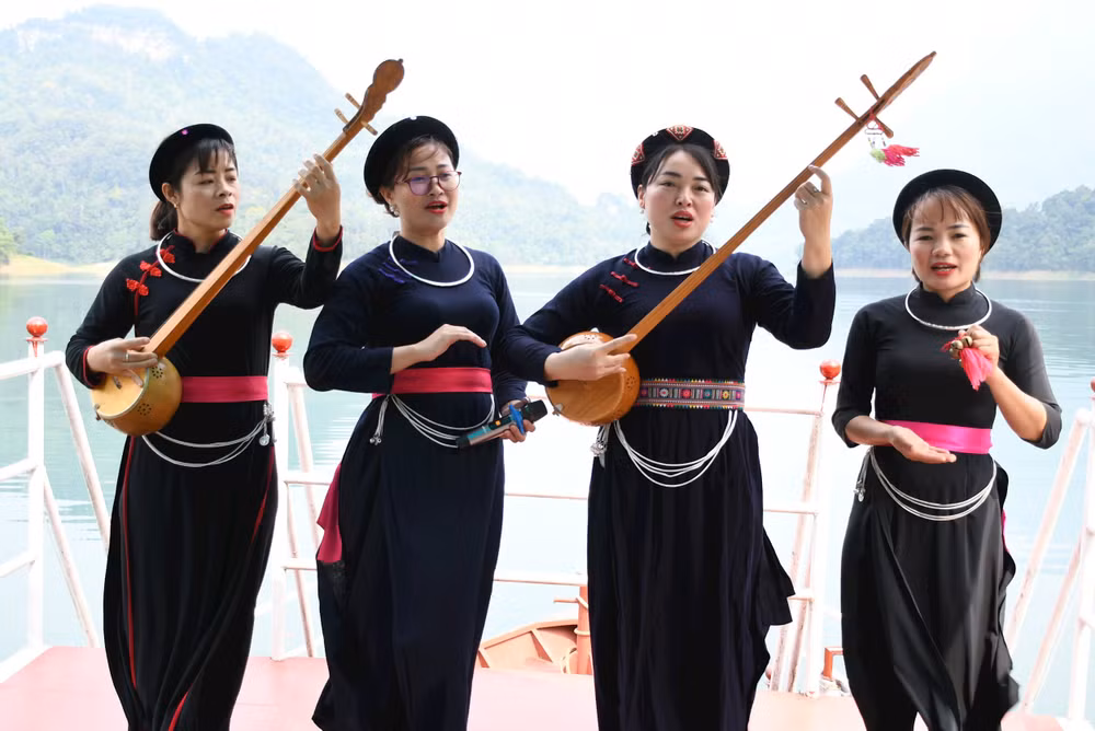 Nghe hát then trên lòng hồ là một trải nghiệm khó quên.