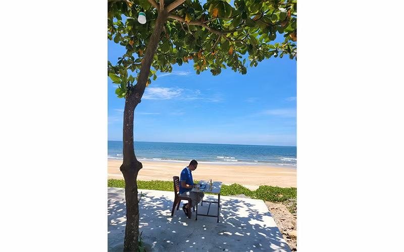 Ta có thể thư thái cả ngày bên biển Quỳnh. 